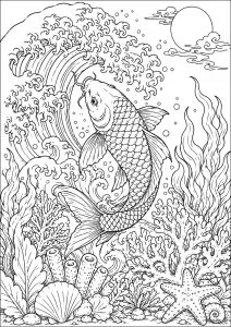 Poisson koi nageant dans l'océan
